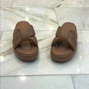 Marc Fisher size 8 pink nude slide